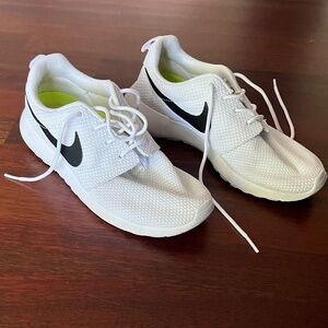 White Nike Roshe's